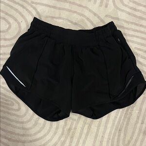 lululemon low rise 4inch hotty hot shorts in black